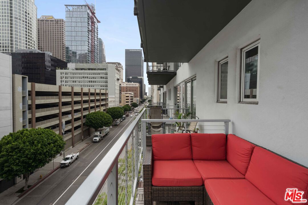 645 W 9th St Unit: 506