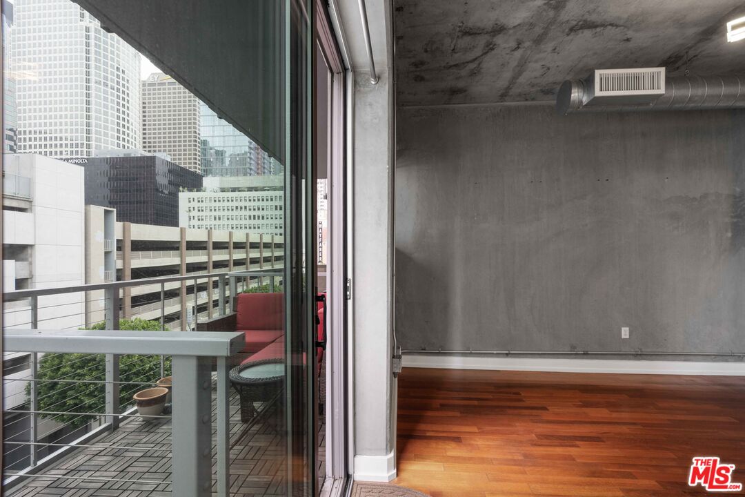 645 W 9th St Unit: 506