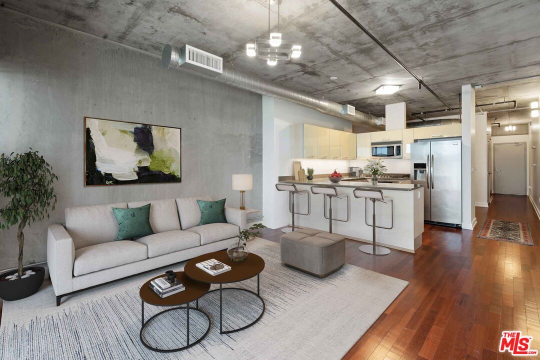 645 W 9th St Unit: 506