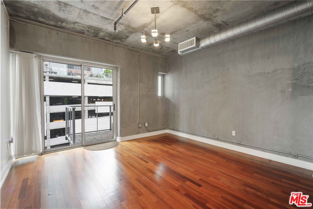 645 W 9th St Unit: 506