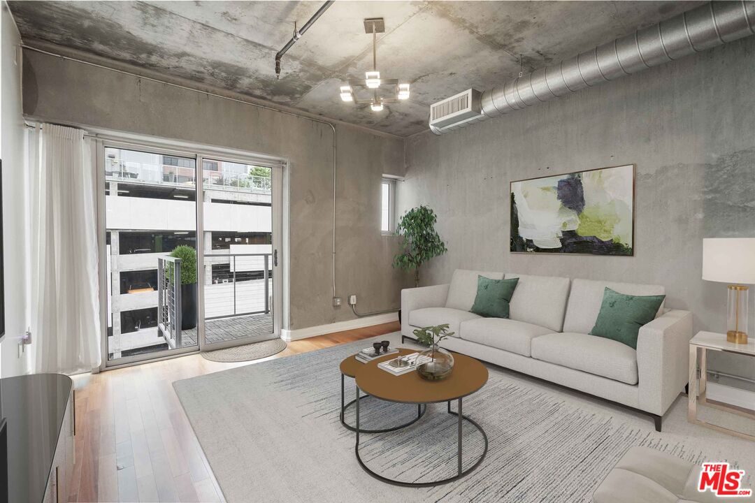 645 W 9th St Unit: 506