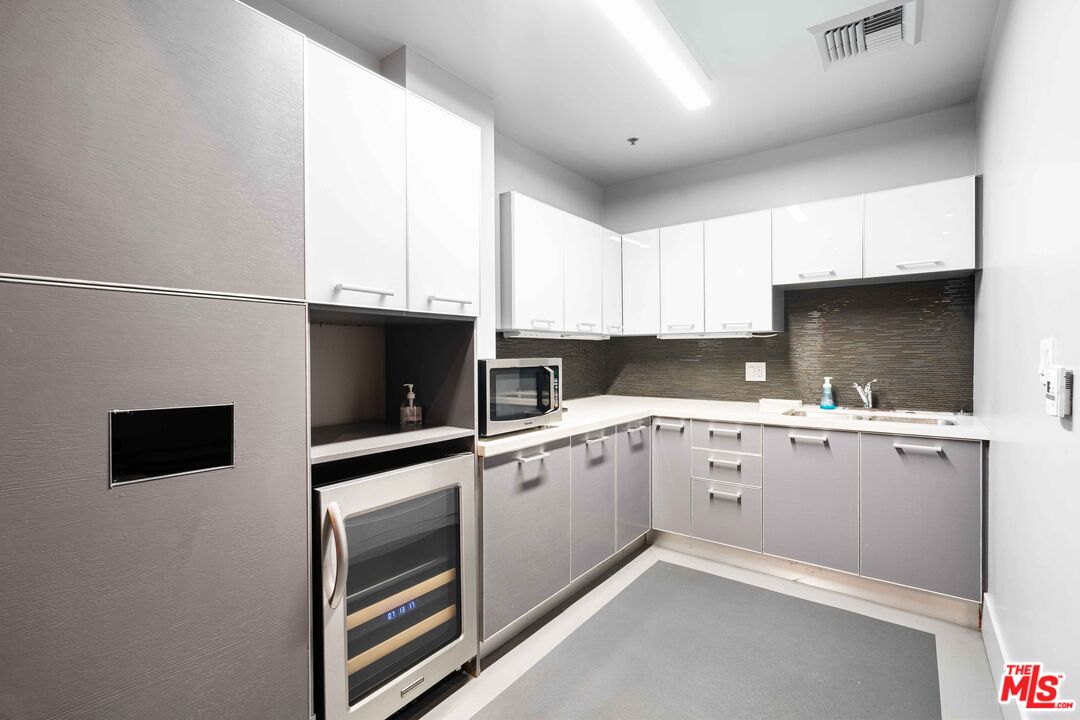 645 W 9th St Unit: 506