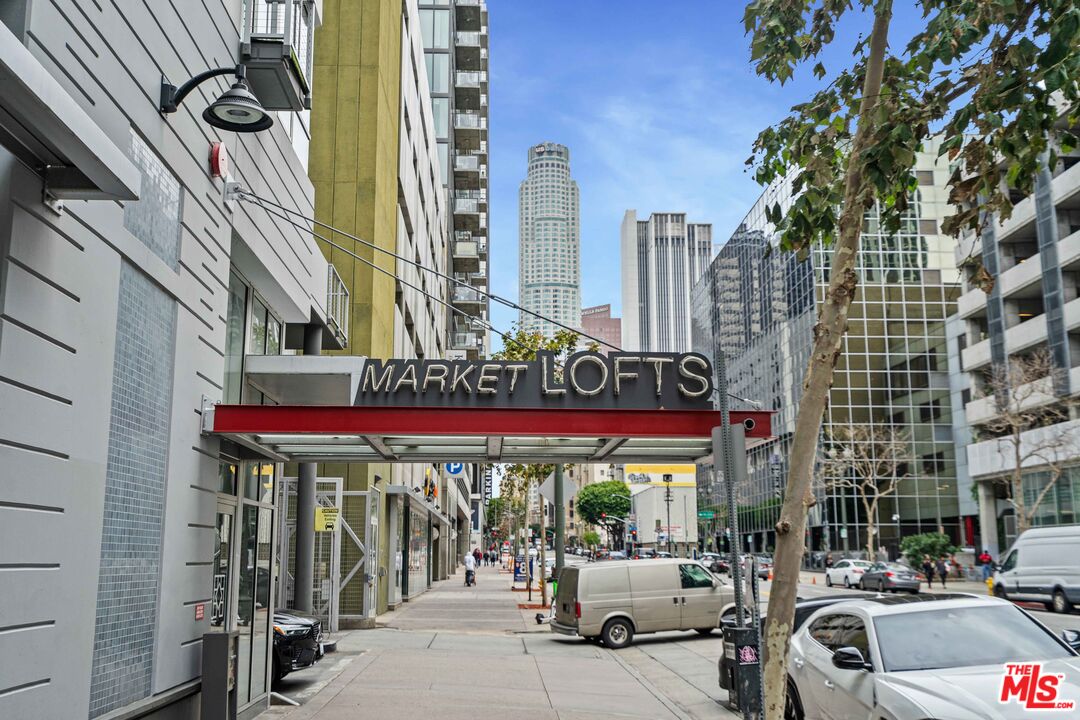 645 W 9th St Unit: 506