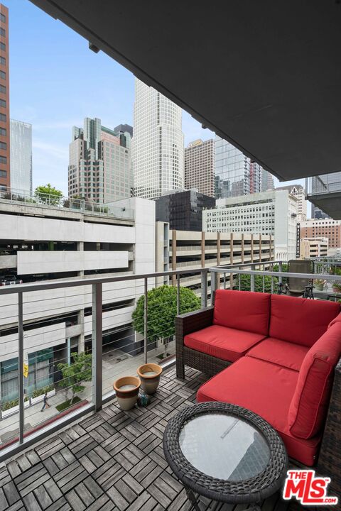 645 W 9th St Unit: 506