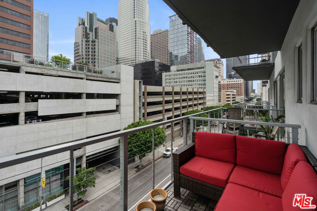 645 W 9th St Unit: 506