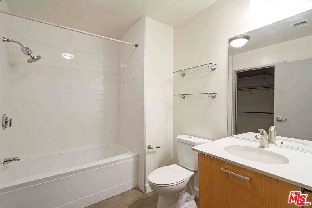 645 W 9th St Unit: 506