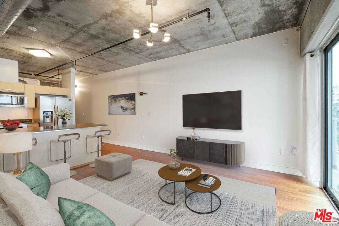 645 W 9th St Unit: 506