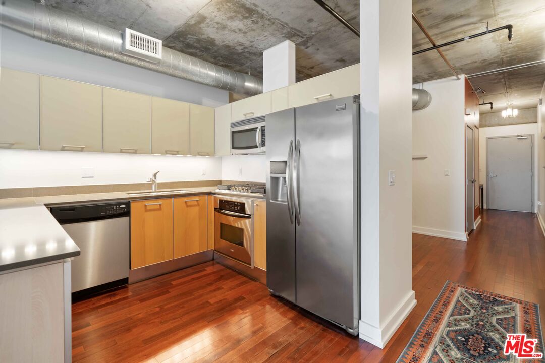 645 W 9th St Unit: 506