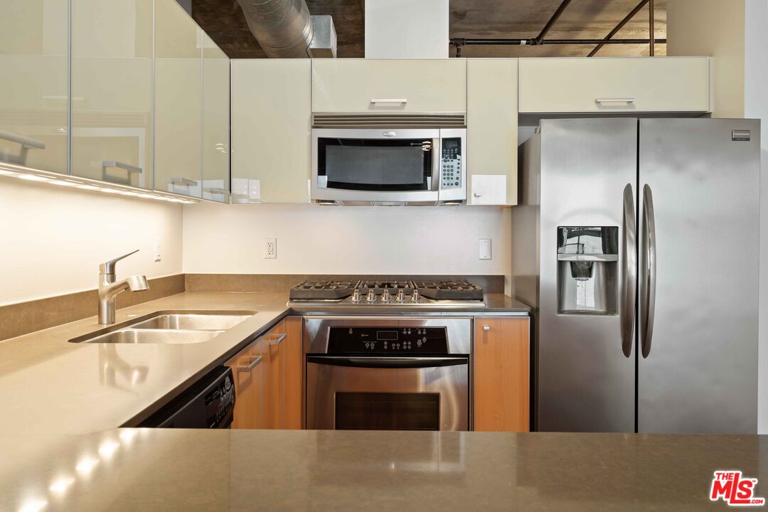 645 W 9th St Unit: 506