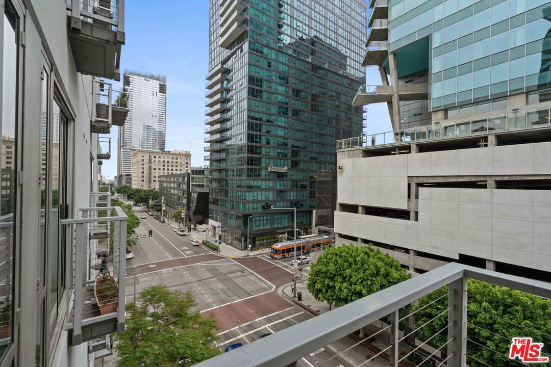 645 W 9th St Unit: 506