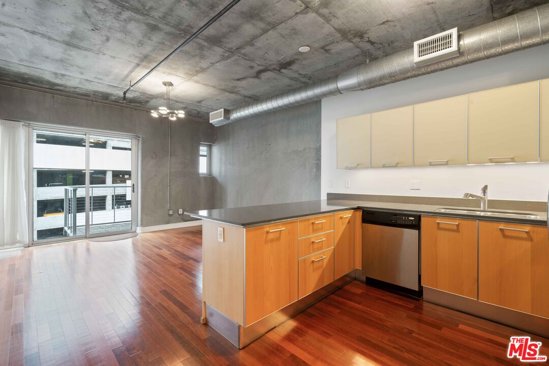 645 W 9th St Unit: 506