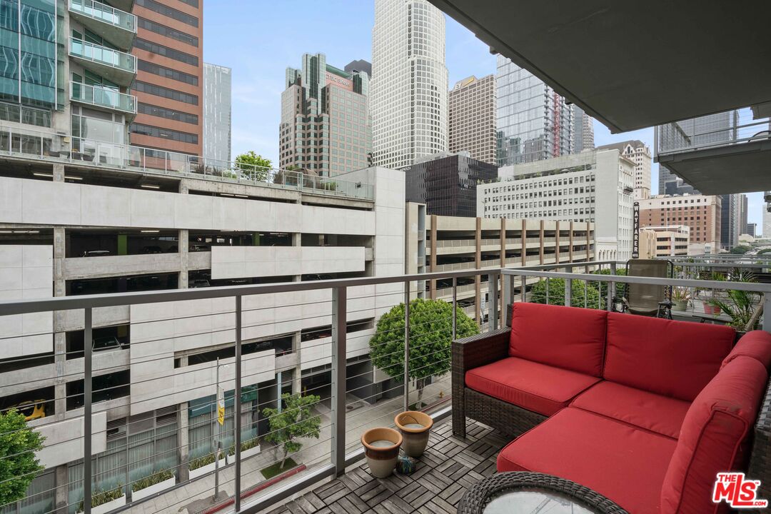 645 W 9th St Unit: 506
