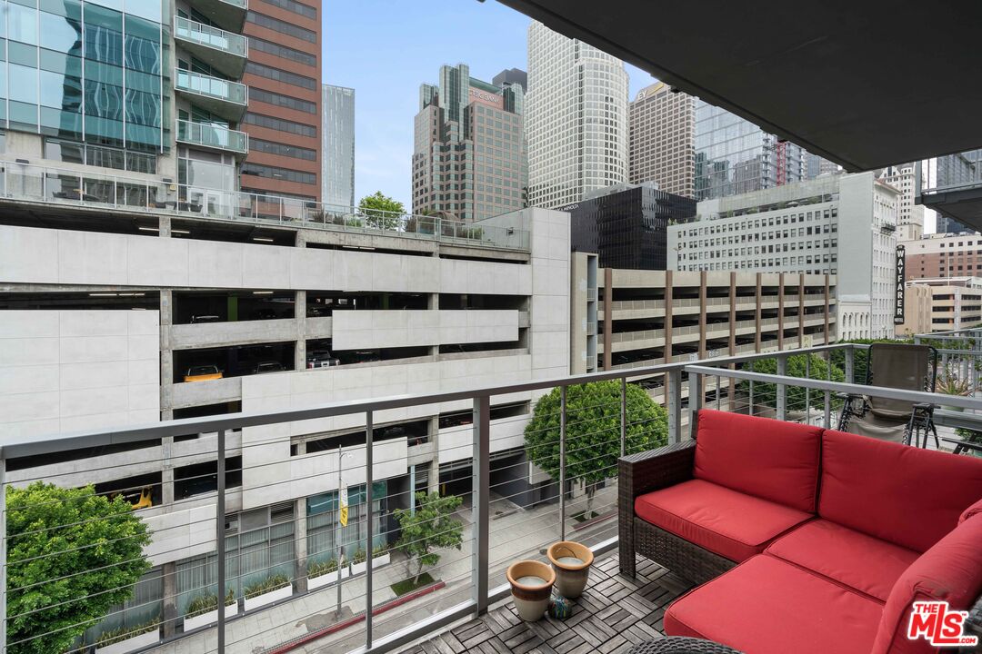 645 W 9th St Unit: 506