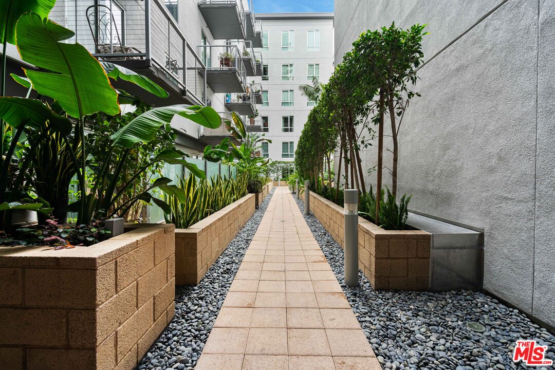 645 W 9th St Unit: 506