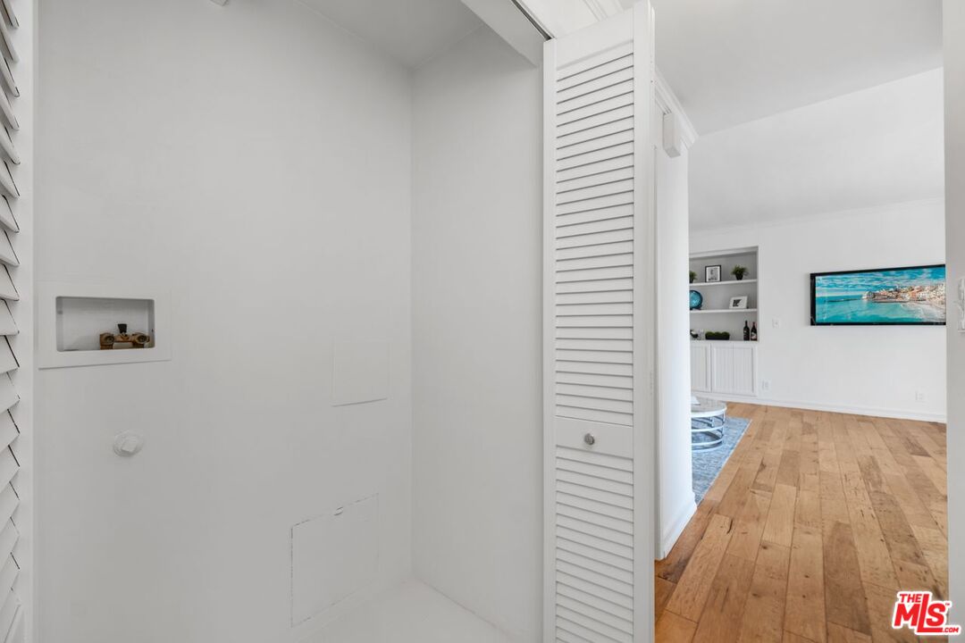 1131 California Ave Unit: 301