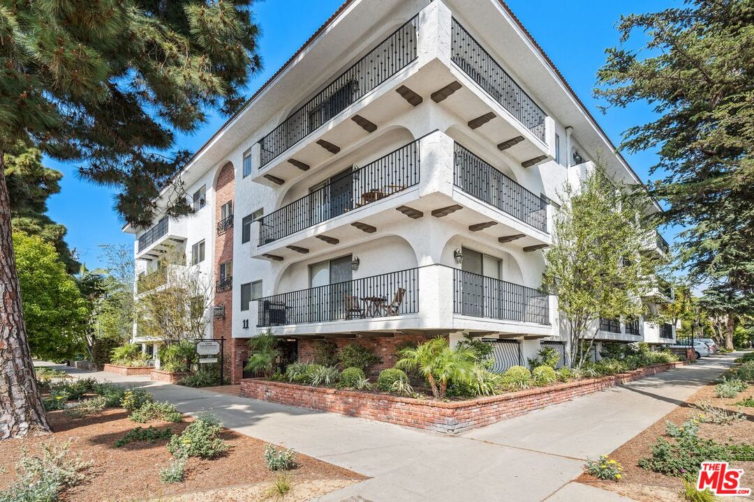 1131 California Ave Unit: 301