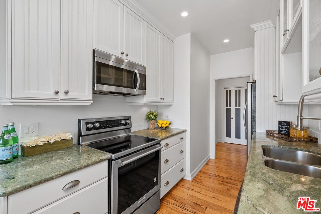 1131 California Ave Unit: 301