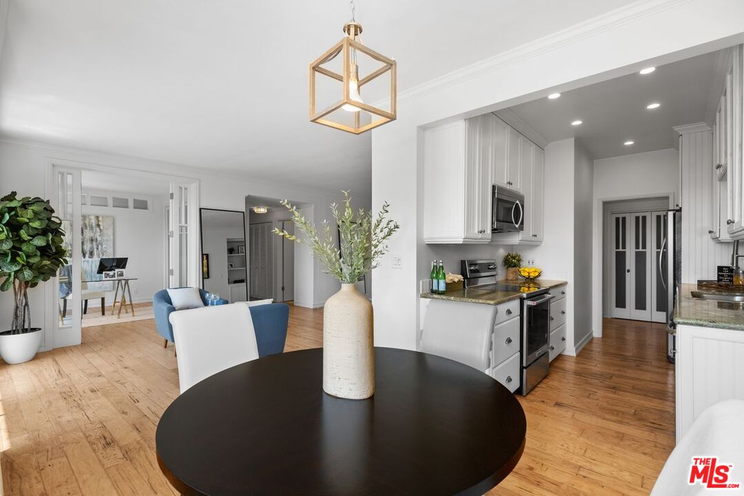 1131 California Ave Unit: 301