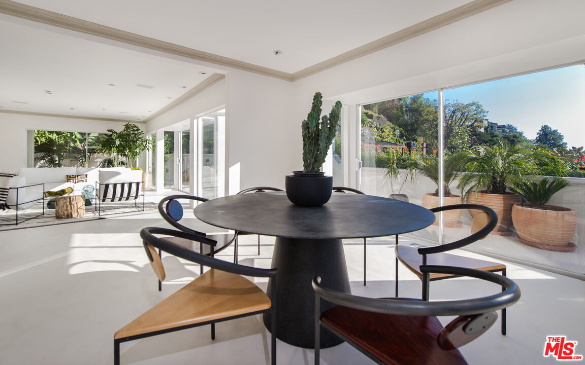 8706 Sunset Plaza Pl