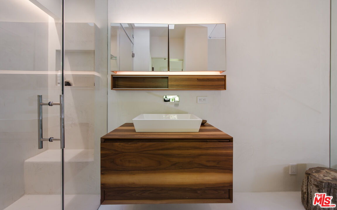 8706 Sunset Plaza Pl