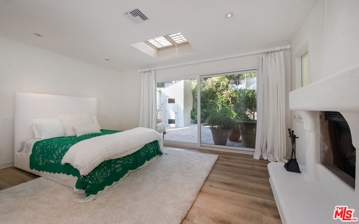 8706 Sunset Plaza Pl