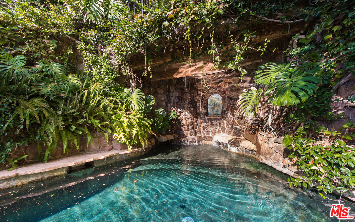 8706 Sunset Plaza Pl