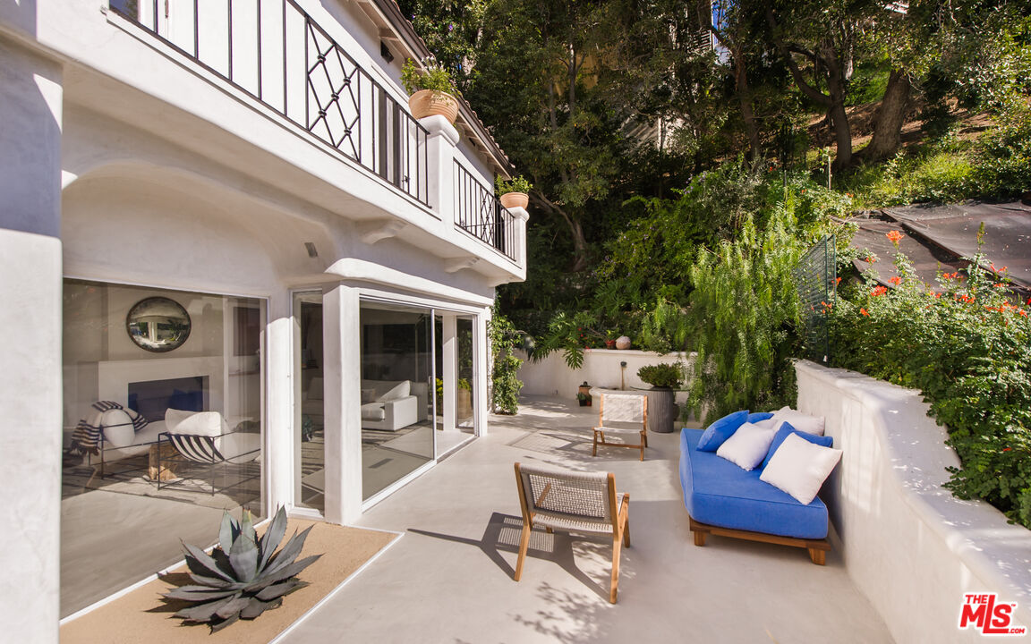 8706 Sunset Plaza Pl