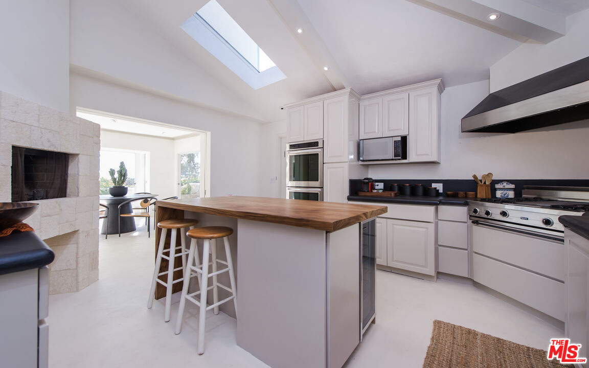 8706 Sunset Plaza Pl