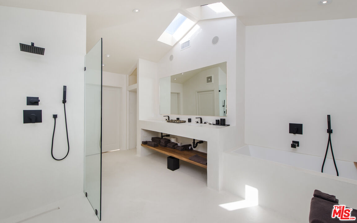 8706 Sunset Plaza Pl