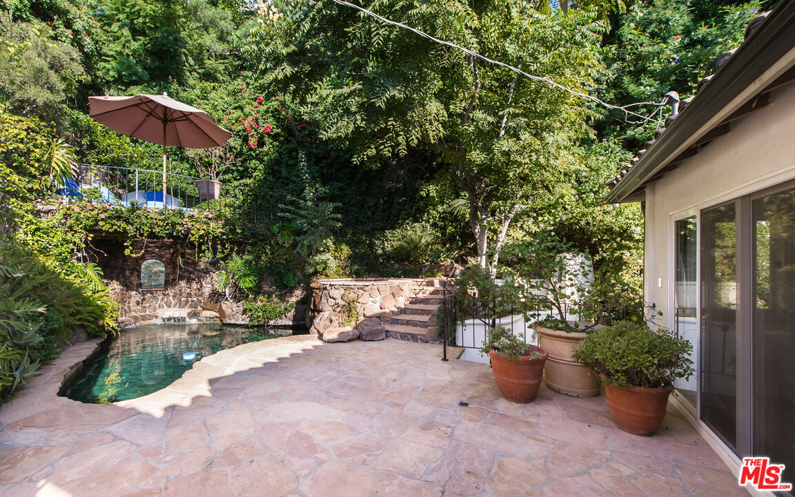 8706 Sunset Plaza Pl