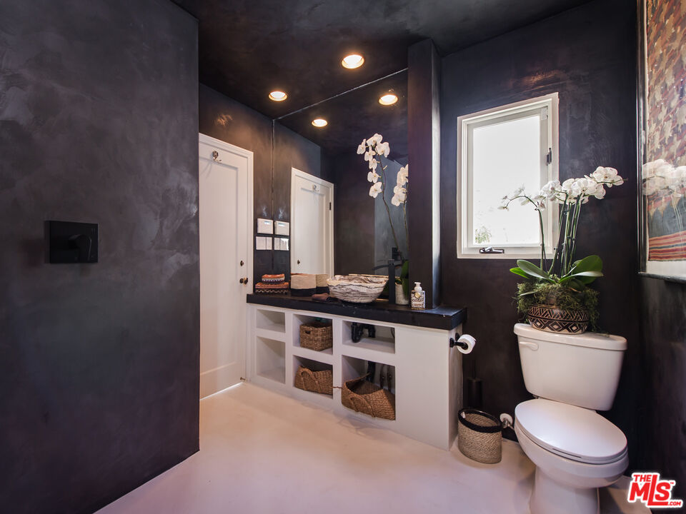 8706 Sunset Plaza Pl