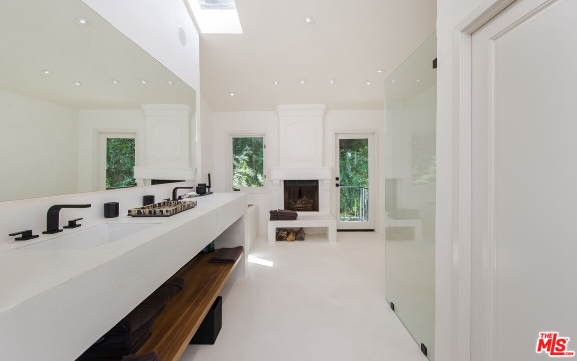 8706 Sunset Plaza Pl