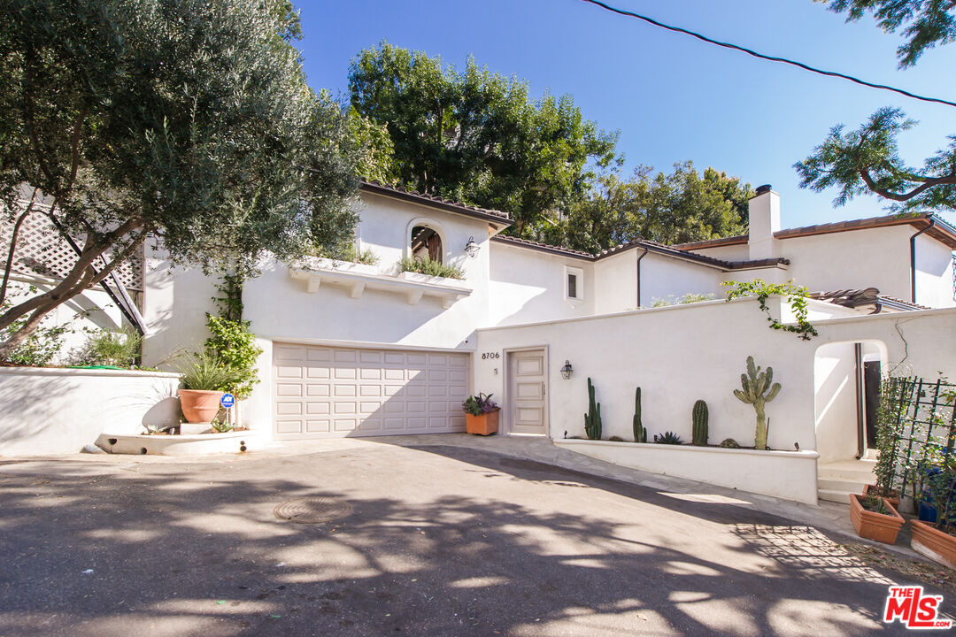 8706 Sunset Plaza Pl