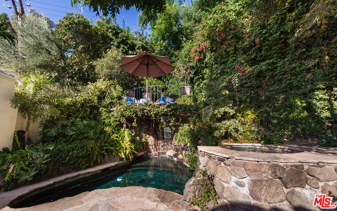 8706 Sunset Plaza Pl