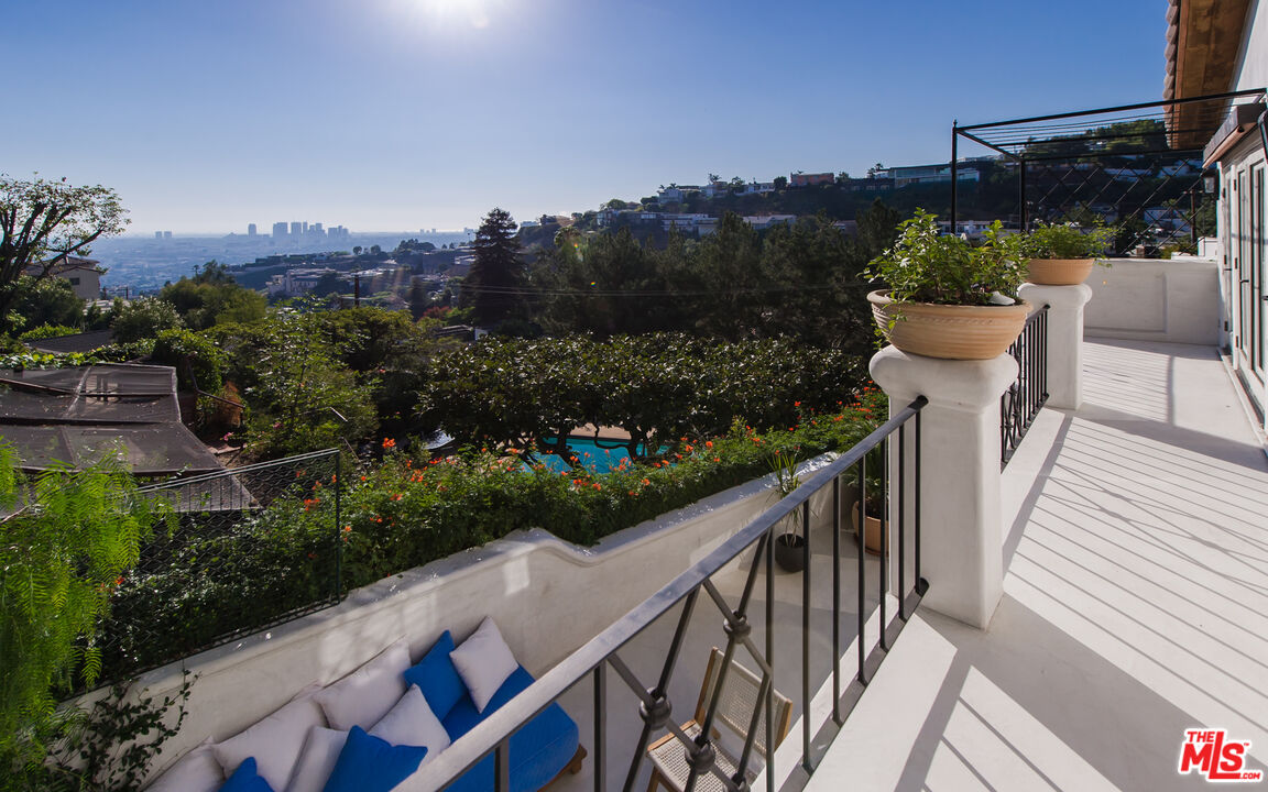 8706 Sunset Plaza Pl