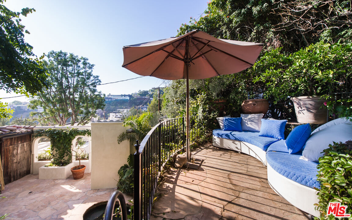 8706 Sunset Plaza Pl