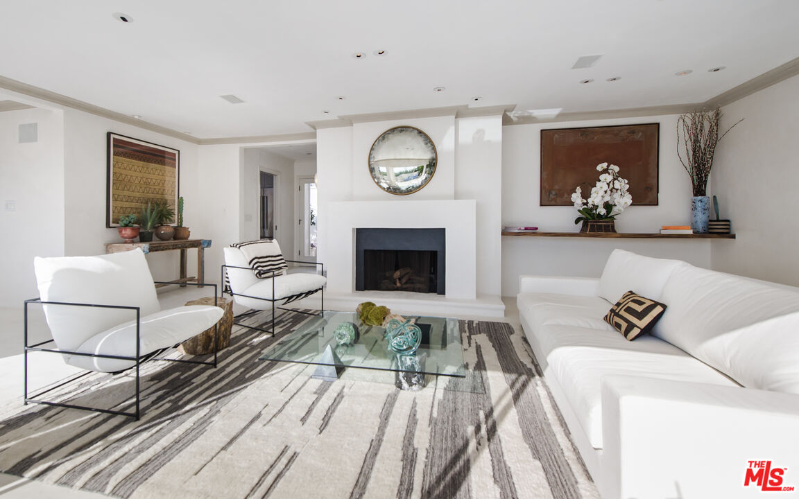 8706 Sunset Plaza Pl