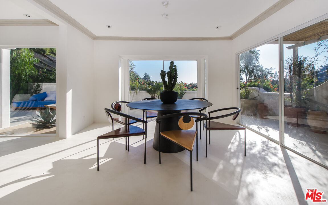 8706 Sunset Plaza Pl