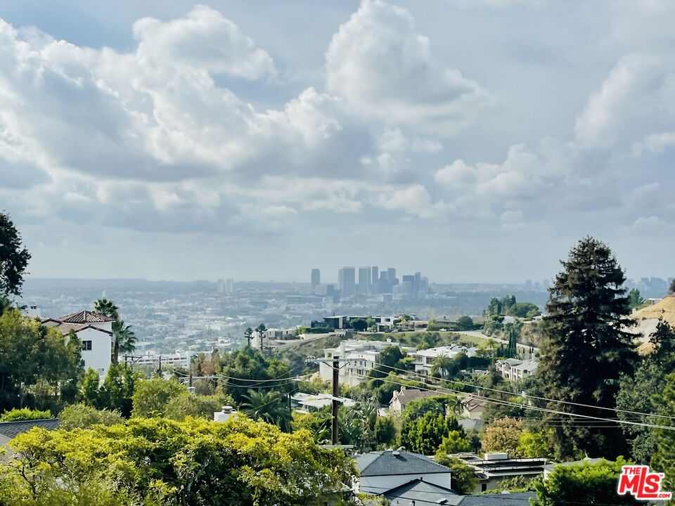 8706 Sunset Plaza Pl