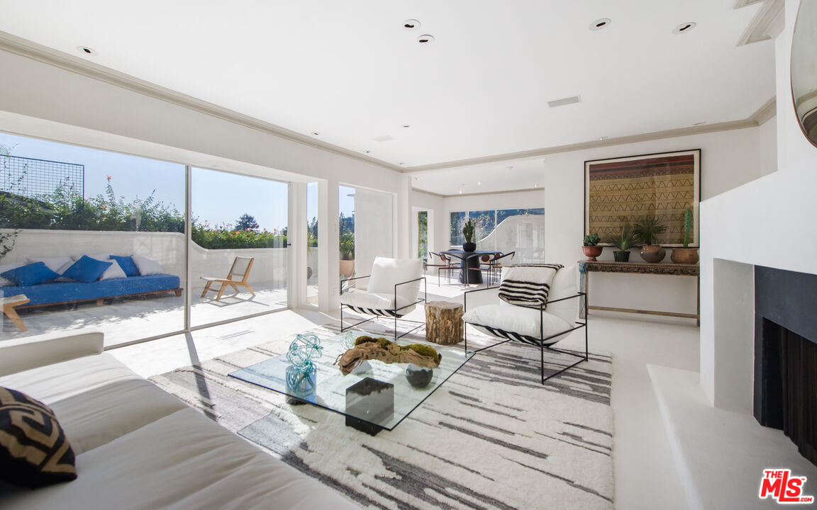 8706 Sunset Plaza Pl