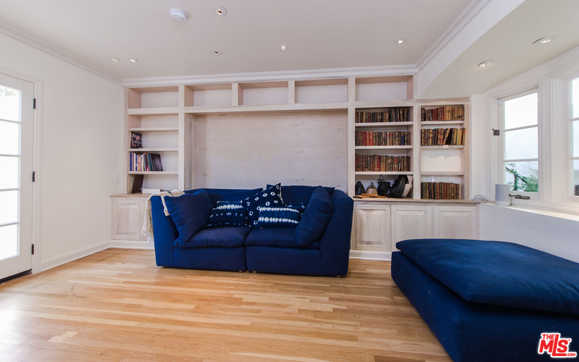 8706 Sunset Plaza Pl