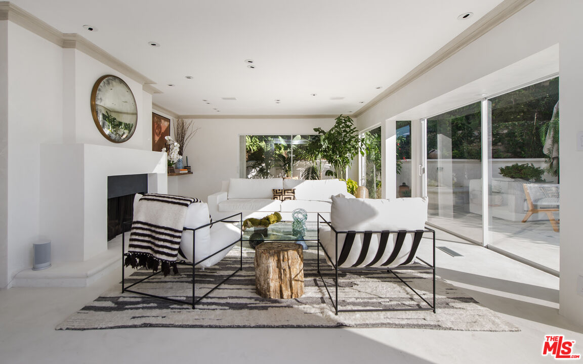 8706 Sunset Plaza Pl