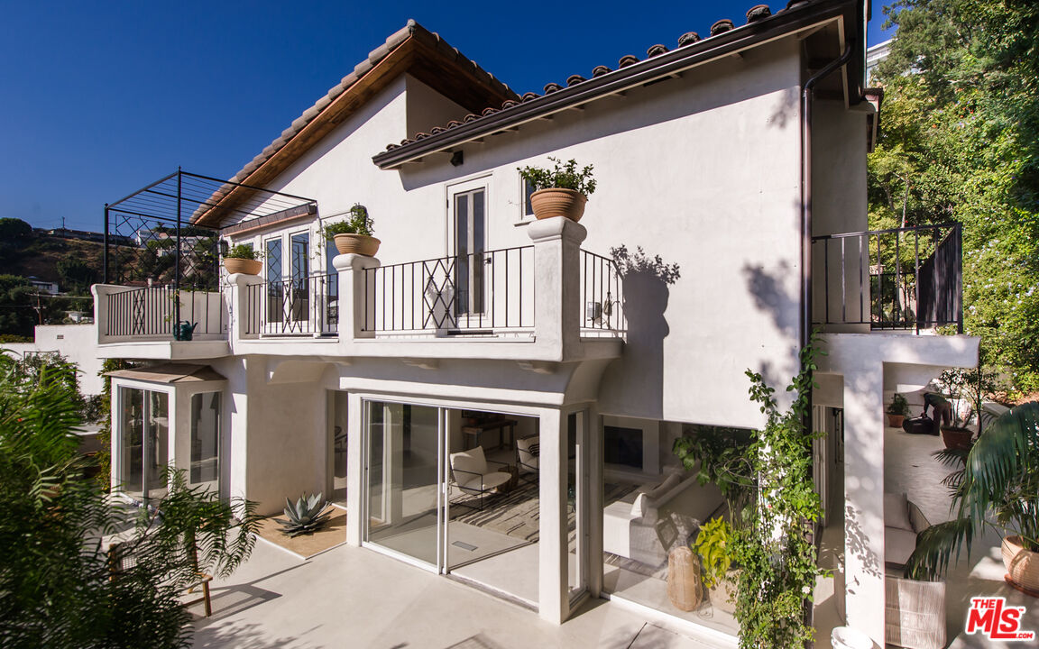 8706 Sunset Plaza Pl