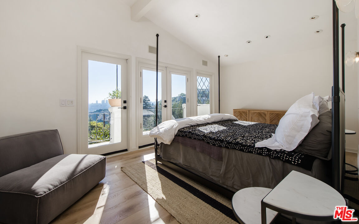 8706 Sunset Plaza Pl