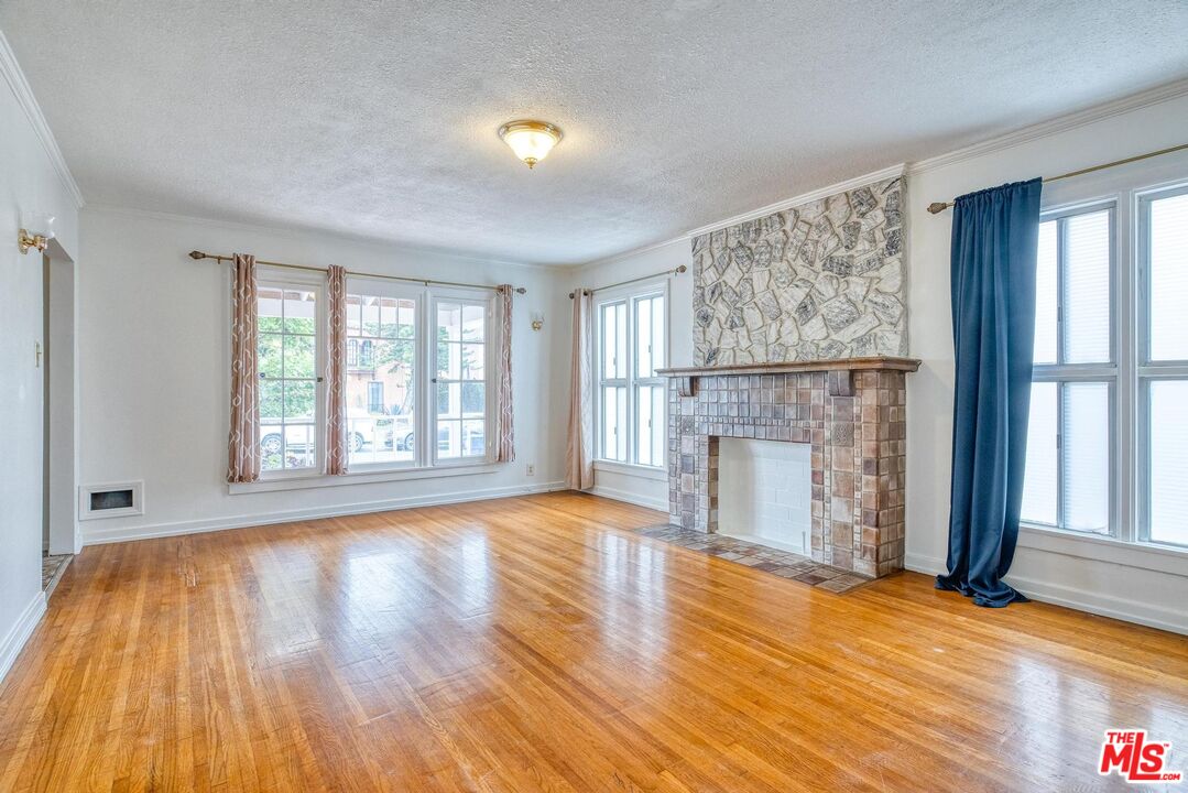 1051 Meadowbrook Ave