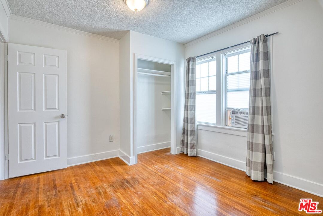 1051 Meadowbrook Ave