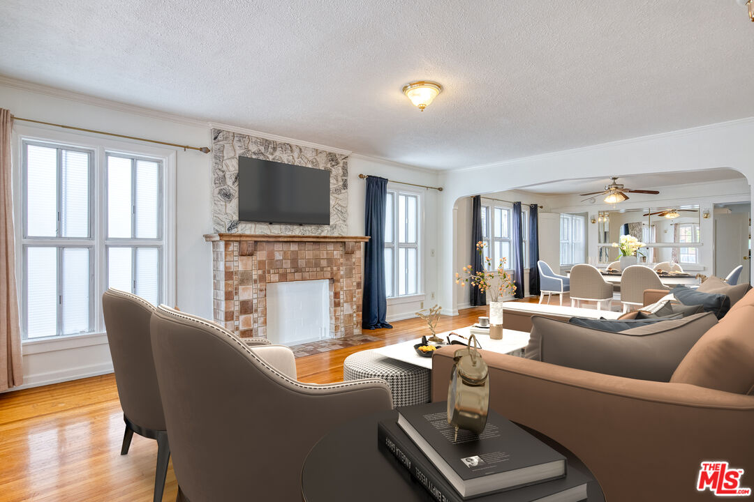 1051 Meadowbrook Ave