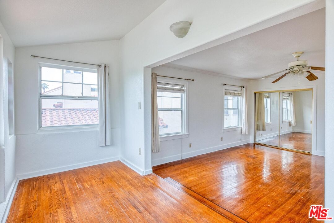 1051 Meadowbrook Ave