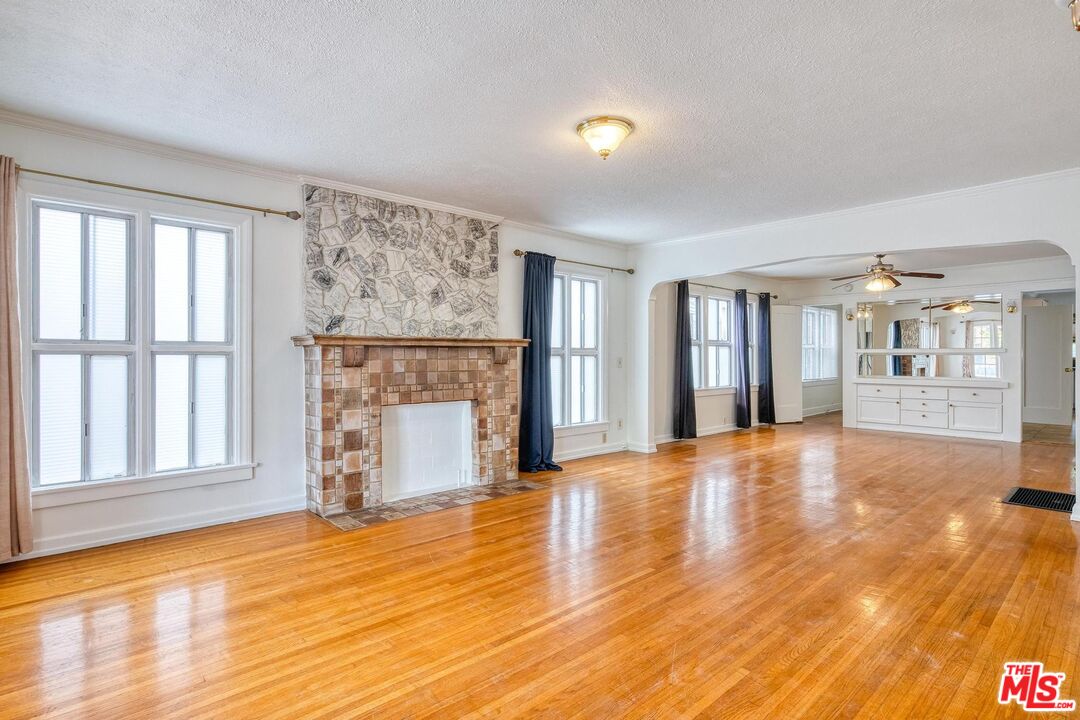 1051 Meadowbrook Ave