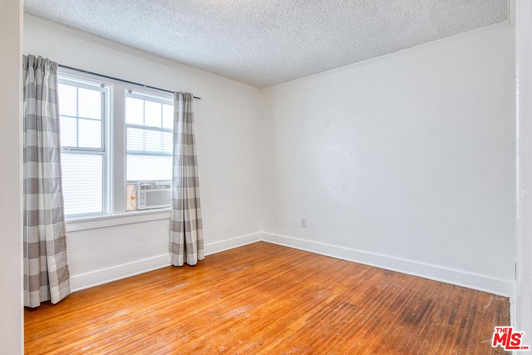 1051 Meadowbrook Ave